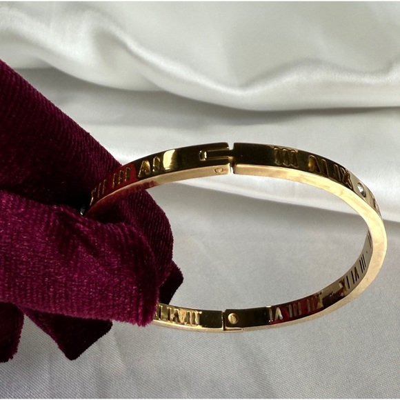 Best bracelet
Stainless steel
Luxury
Roman Numeral Bracelet - Picture 9 of 13